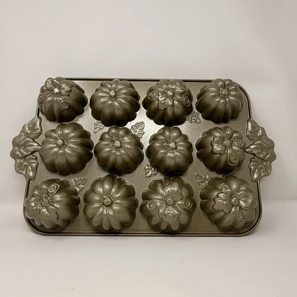 Williams-Sonoma Nordic Ware Cast Aluminum Pumpkin Patch Pan 12 NEW Mini Cakes